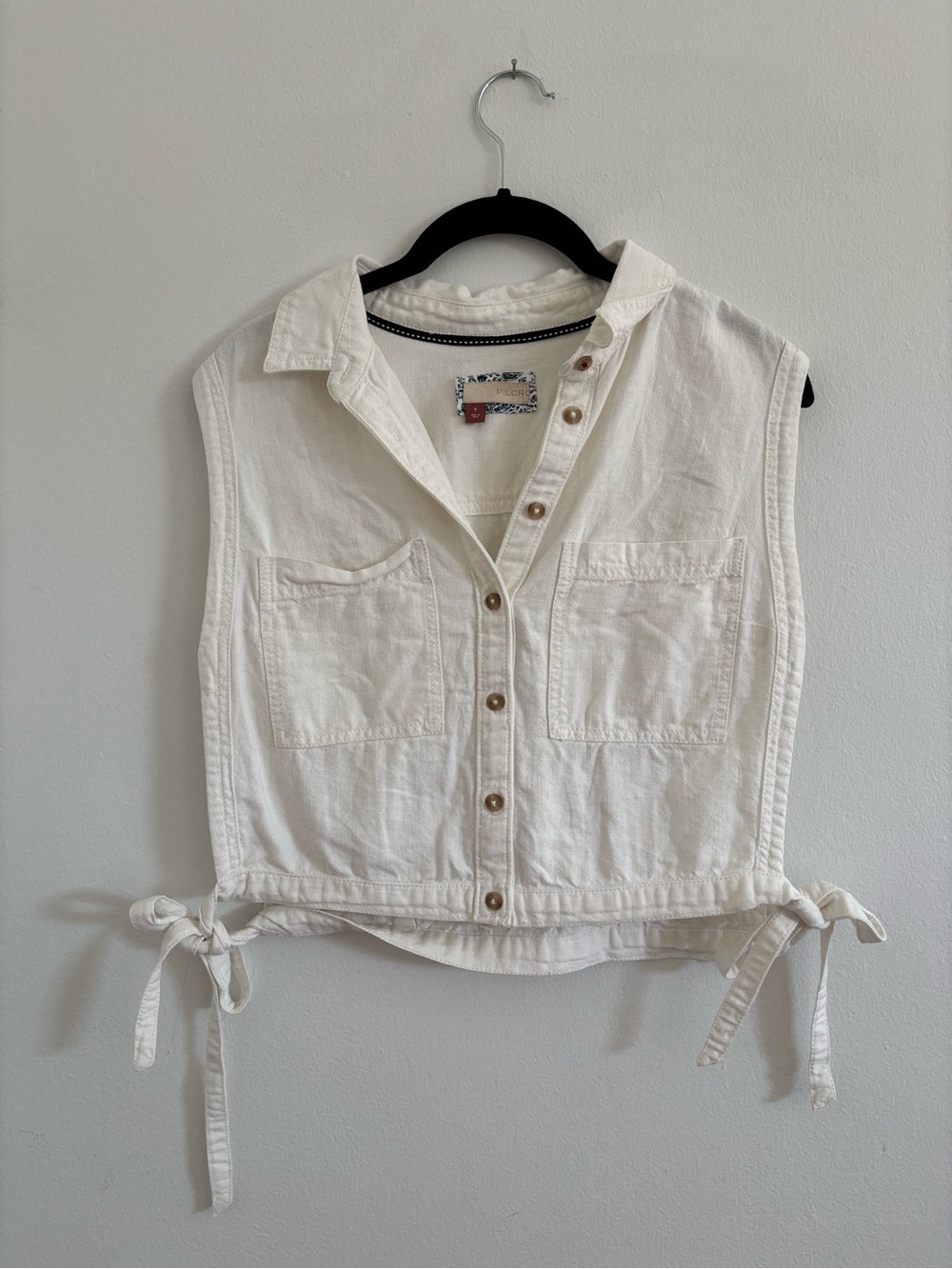 Women’s Cream Button-Front Tie-Hem Sleeveless Top